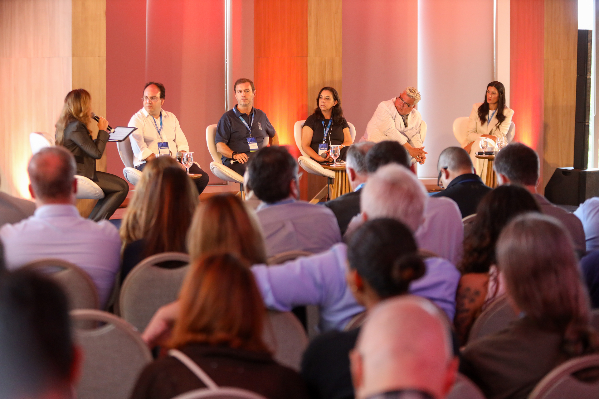 Mesa com lideranças do Carnaval em painel sobre economia, turismo e eventos
